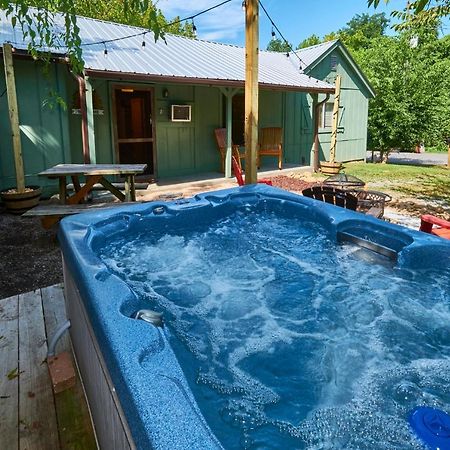 Steps From Downtown Pigeon Forge Parkway + Private Hottub And Firepit - Wifi - Firefly Bungalows Bagian luar foto