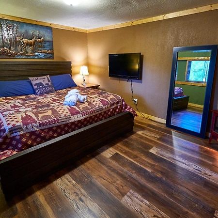 Steps From Downtown Pigeon Forge Parkway + Private Hottub And Firepit - Wifi - Firefly Bungalows Bagian luar foto