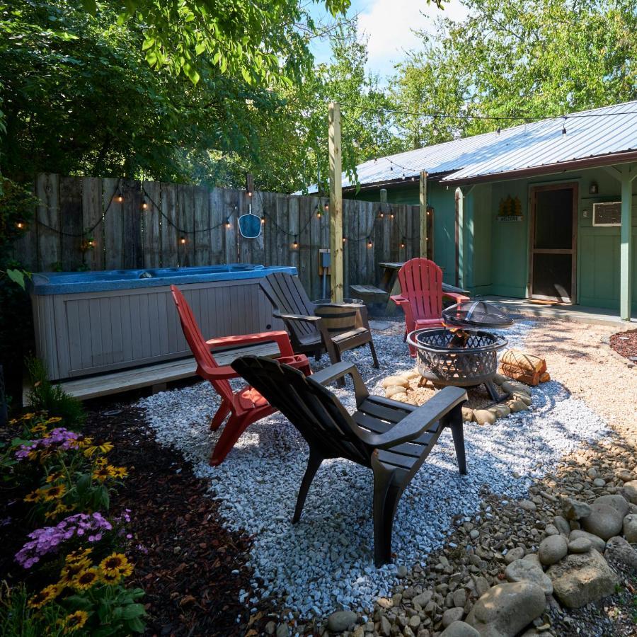 Steps From Downtown Pigeon Forge Parkway + Private Hottub And Firepit - Wifi - Firefly Bungalows Bagian luar foto