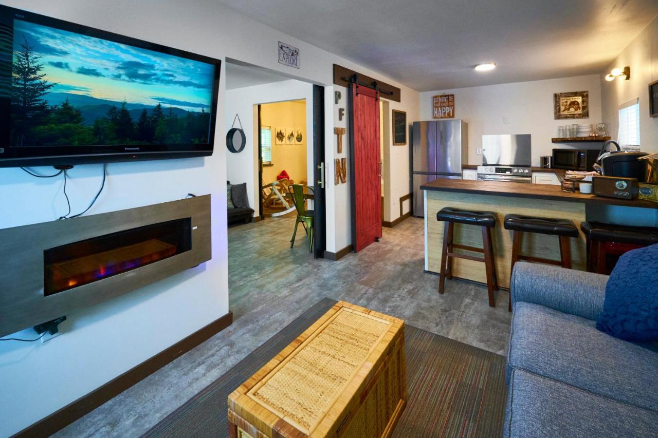 Steps From Downtown Pigeon Forge Parkway + Private Hottub And Firepit - Wifi - Firefly Bungalows Bagian luar foto