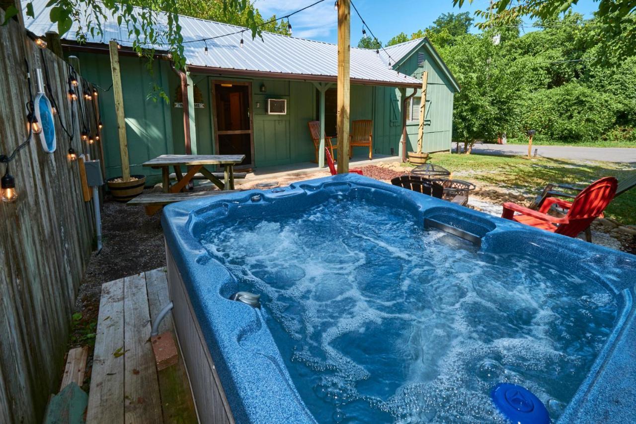 Steps From Downtown Pigeon Forge Parkway + Private Hottub And Firepit - Wifi - Firefly Bungalows Bagian luar foto