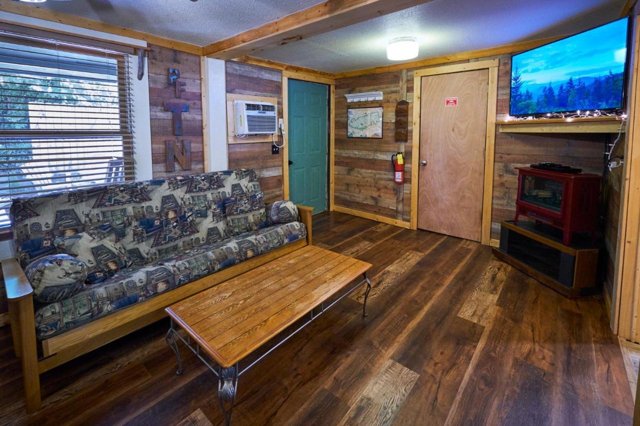 Steps From Downtown Pigeon Forge Parkway + Private Hottub And Firepit - Wifi - Firefly Bungalows Bagian luar foto