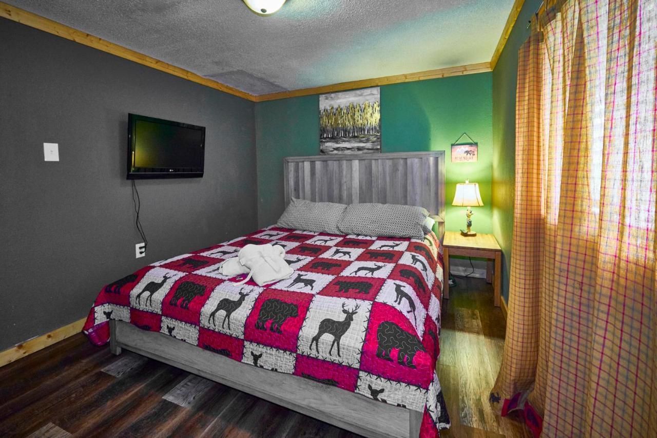 Steps From Downtown Pigeon Forge Parkway + Private Hottub And Firepit - Wifi - Firefly Bungalows Bagian luar foto