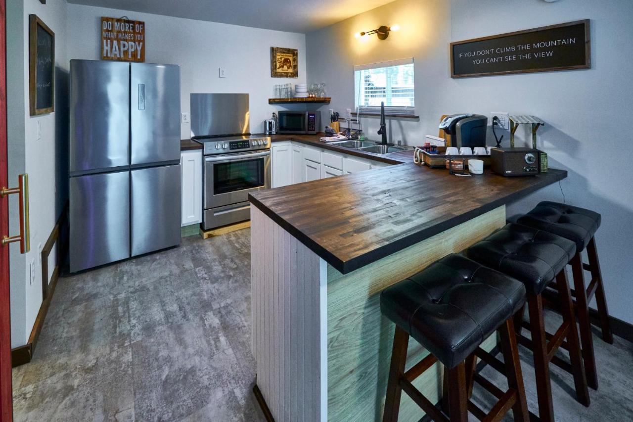 Steps From Downtown Pigeon Forge Parkway + Private Hottub And Firepit - Wifi - Firefly Bungalows Bagian luar foto