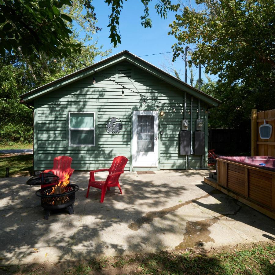 Steps From Downtown Pigeon Forge Parkway + Private Hottub And Firepit - Wifi - Firefly Bungalows Bagian luar foto