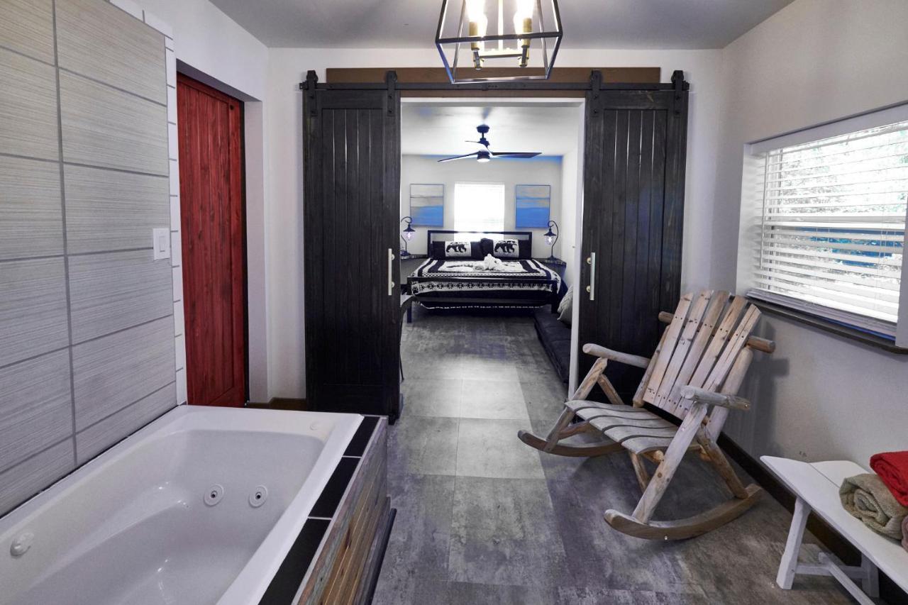 Steps From Downtown Pigeon Forge Parkway + Private Hottub And Firepit - Wifi - Firefly Bungalows Bagian luar foto