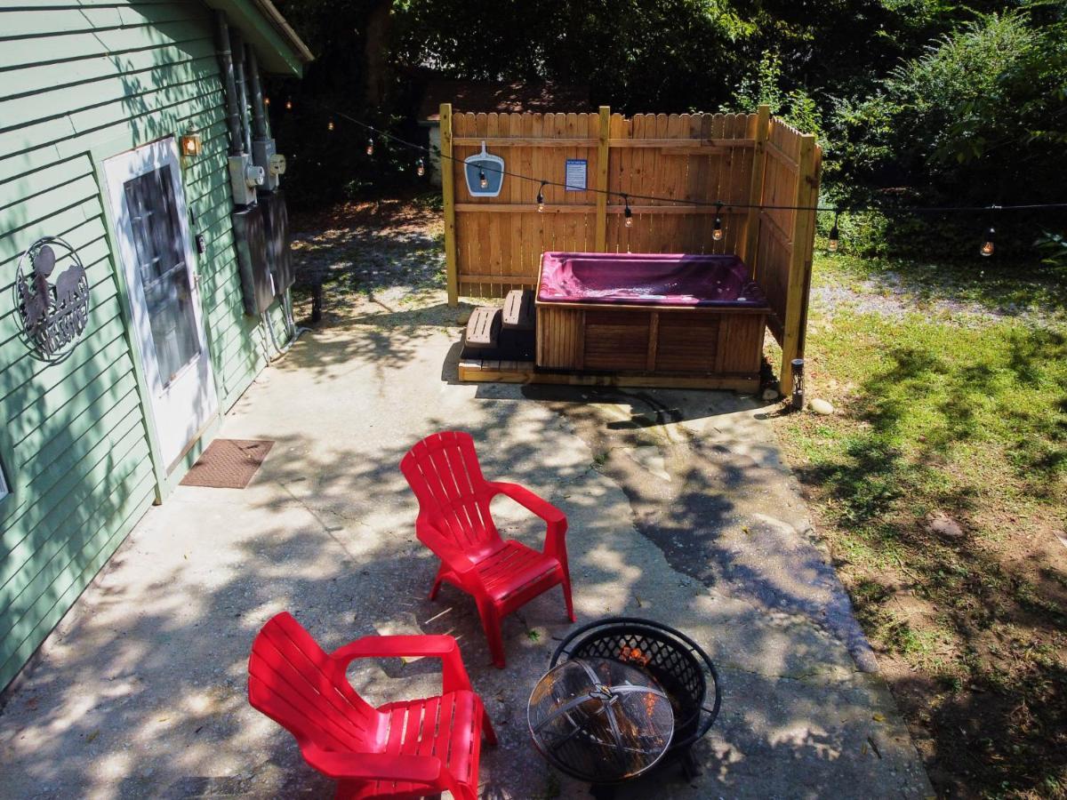 Steps From Downtown Pigeon Forge Parkway + Private Hottub And Firepit - Wifi - Firefly Bungalows Bagian luar foto