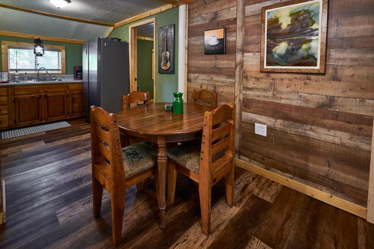 Steps From Downtown Pigeon Forge Parkway + Private Hottub And Firepit - Wifi - Firefly Bungalows Bagian luar foto