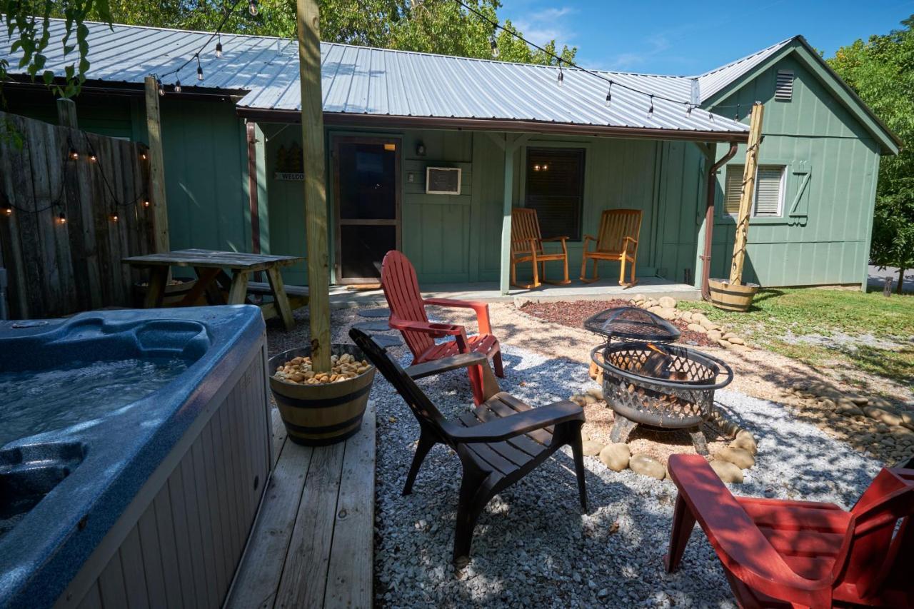 Steps From Downtown Pigeon Forge Parkway + Private Hottub And Firepit - Wifi - Firefly Bungalows Bagian luar foto