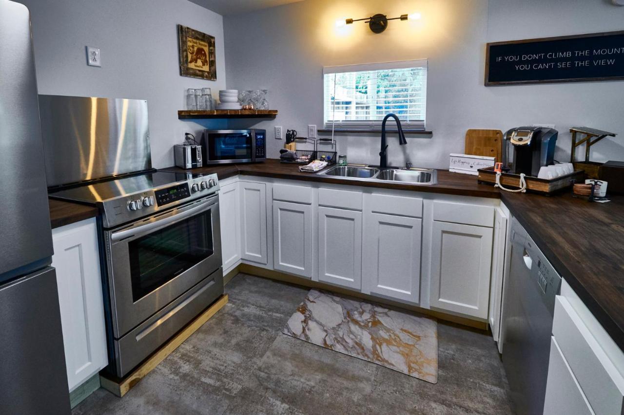 Steps From Downtown Pigeon Forge Parkway + Private Hottub And Firepit - Wifi - Firefly Bungalows Bagian luar foto