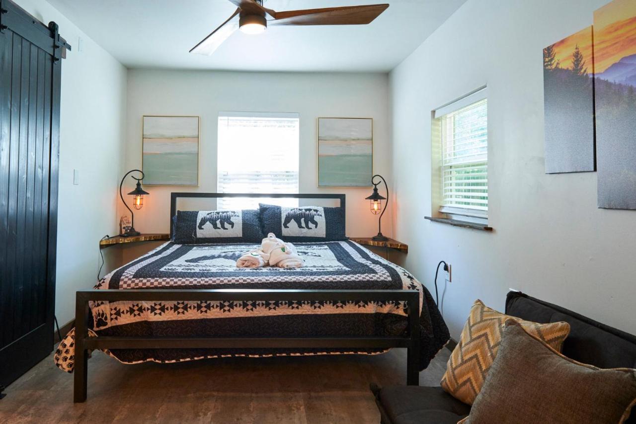 Steps From Downtown Pigeon Forge Parkway + Private Hottub And Firepit - Wifi - Firefly Bungalows Bagian luar foto