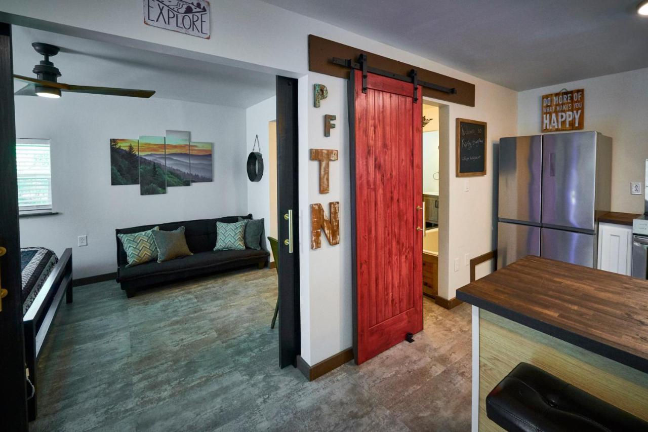 Steps From Downtown Pigeon Forge Parkway + Private Hottub And Firepit - Wifi - Firefly Bungalows Bagian luar foto