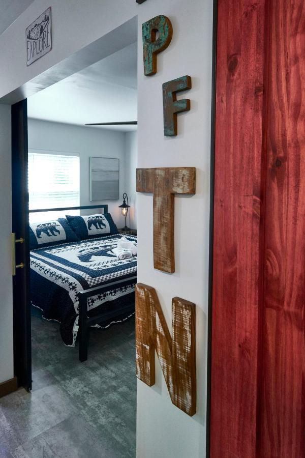 Steps From Downtown Pigeon Forge Parkway + Private Hottub And Firepit - Wifi - Firefly Bungalows Bagian luar foto
