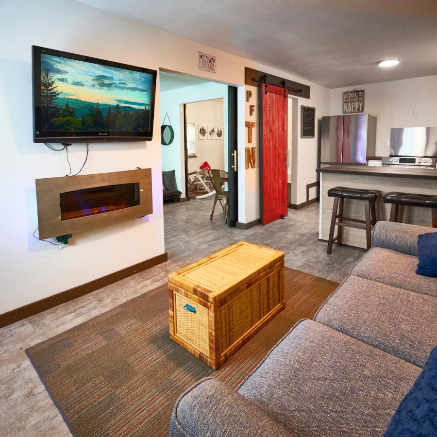 Steps From Downtown Pigeon Forge Parkway + Private Hottub And Firepit - Wifi - Firefly Bungalows Bagian luar foto