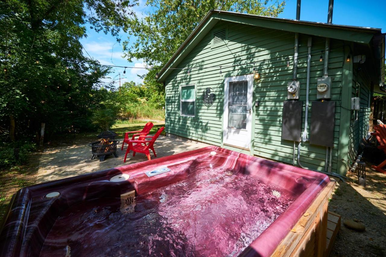 Steps From Downtown Pigeon Forge Parkway + Private Hottub And Firepit - Wifi - Firefly Bungalows Bagian luar foto