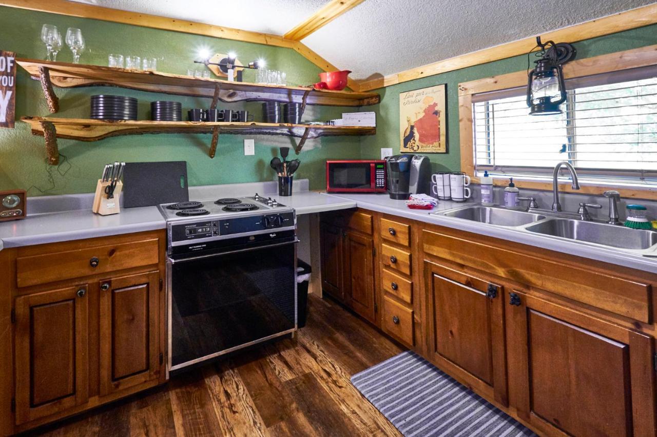 Steps From Downtown Pigeon Forge Parkway + Private Hottub And Firepit - Wifi - Firefly Bungalows Bagian luar foto
