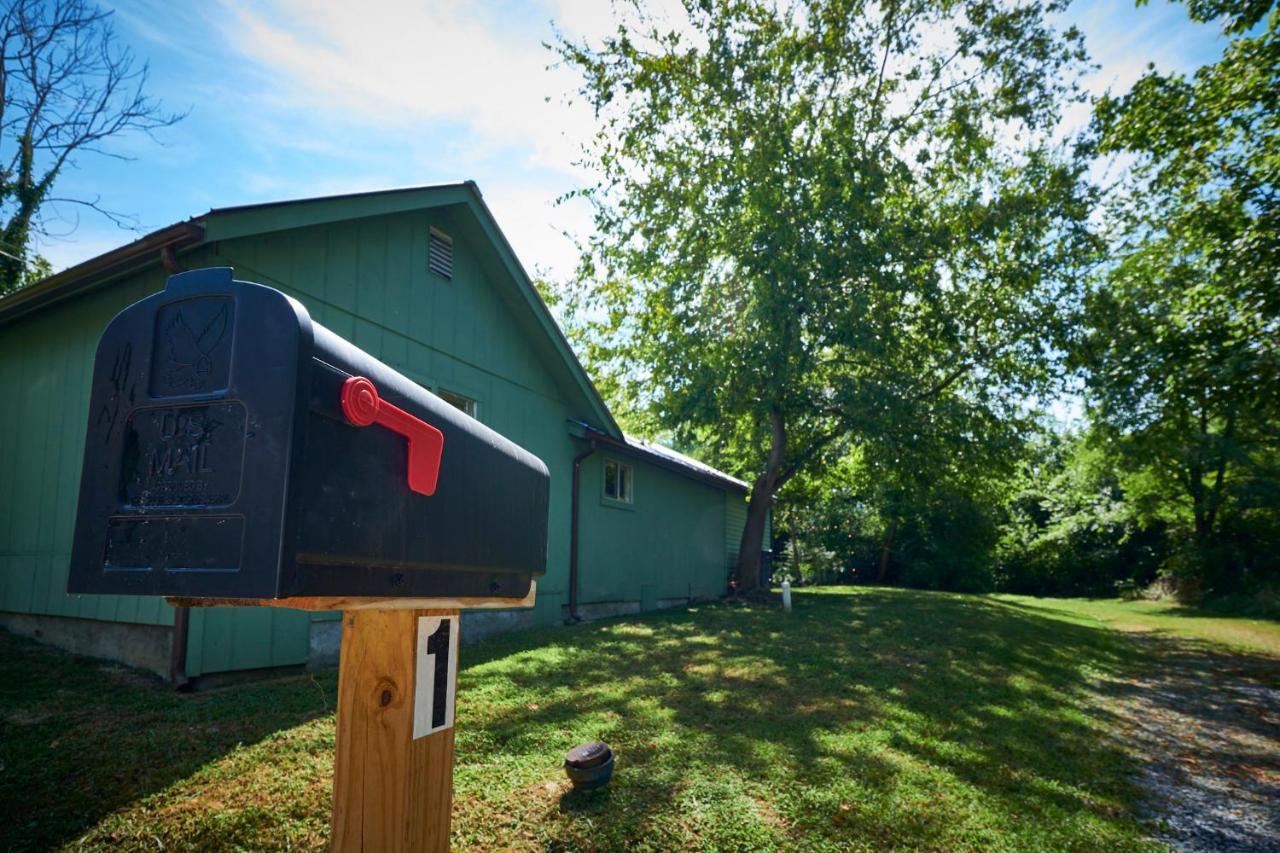 Steps From Downtown Pigeon Forge Parkway + Private Hottub And Firepit - Wifi - Firefly Bungalows Bagian luar foto