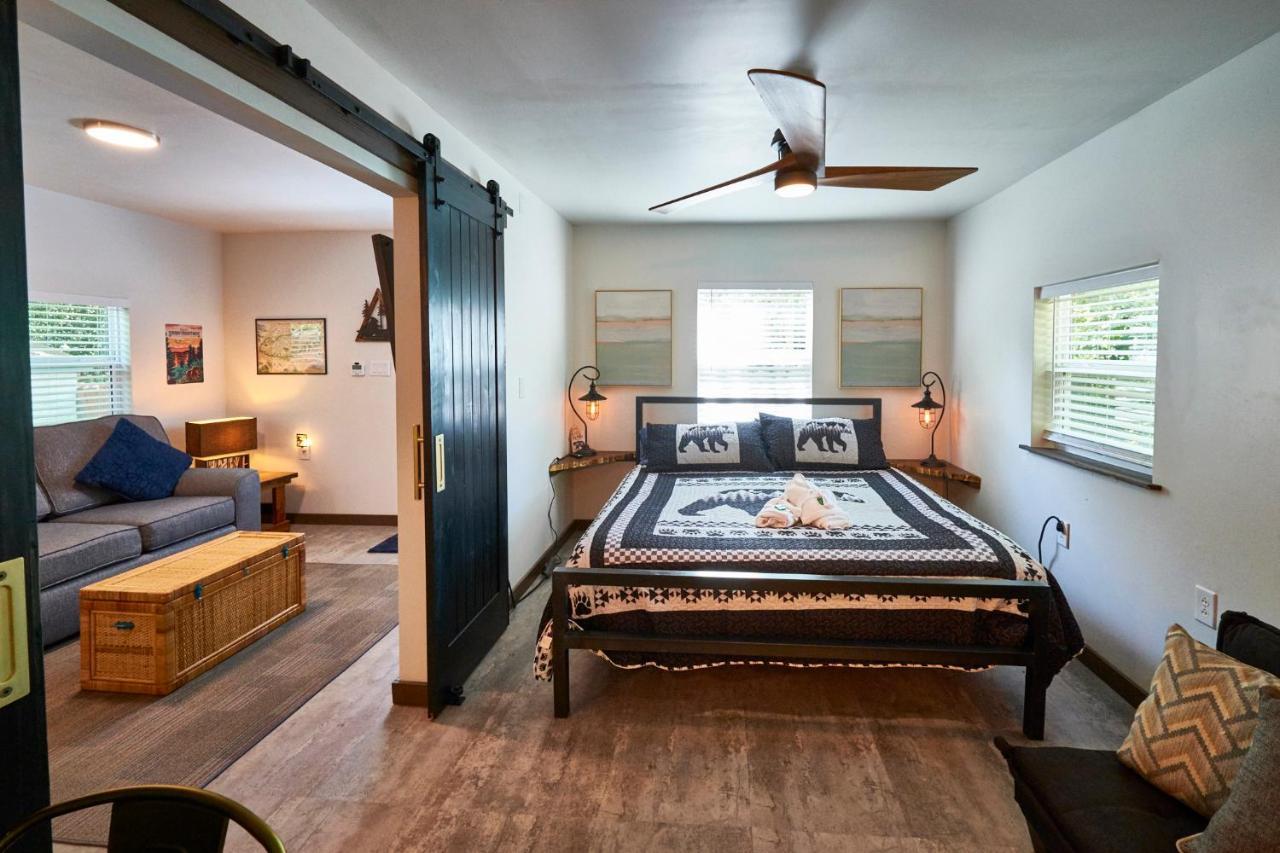 Steps From Downtown Pigeon Forge Parkway + Private Hottub And Firepit - Wifi - Firefly Bungalows Bagian luar foto