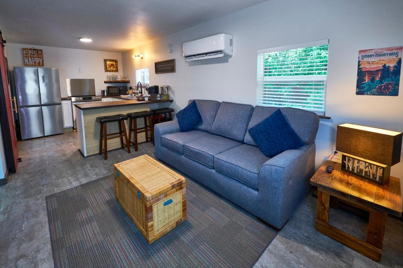 Steps From Downtown Pigeon Forge Parkway + Private Hottub And Firepit - Wifi - Firefly Bungalows Bagian luar foto