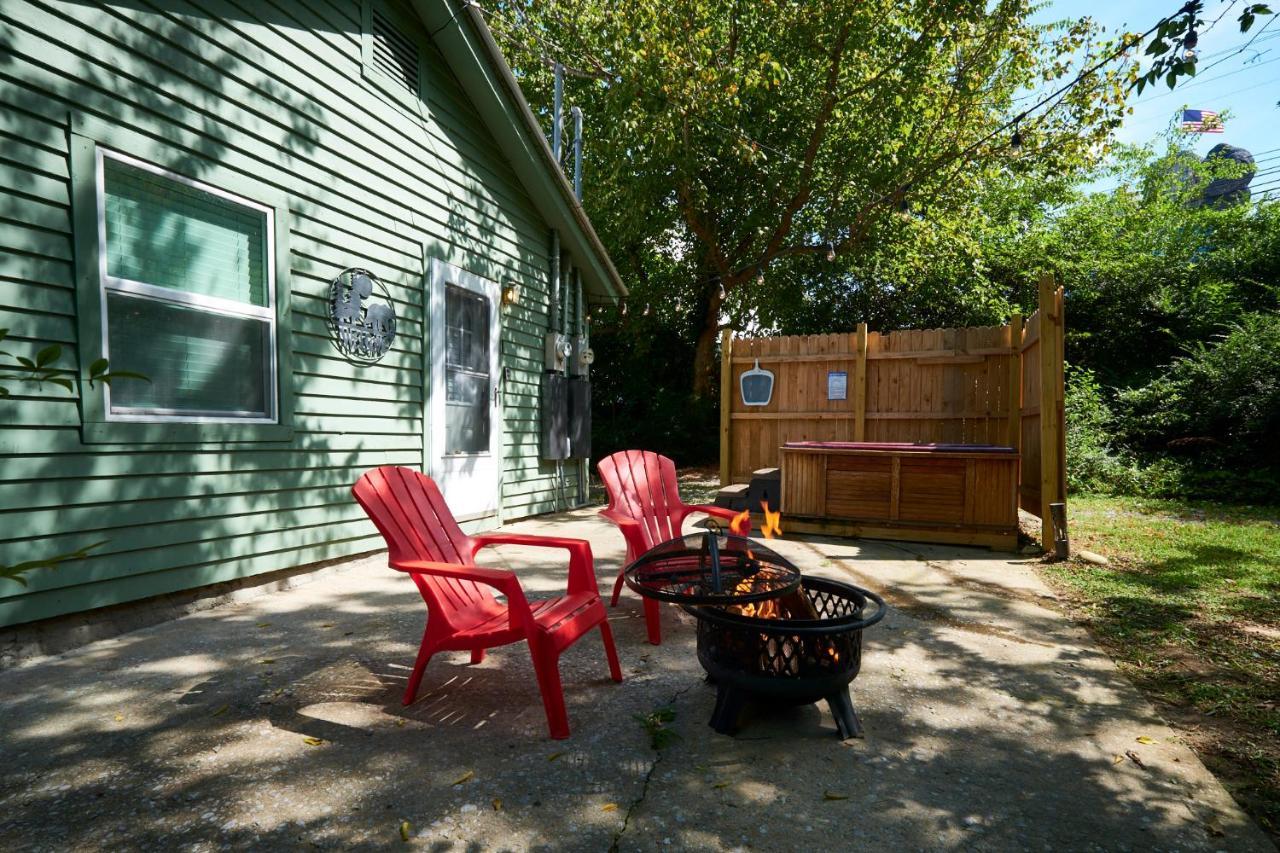 Steps From Downtown Pigeon Forge Parkway + Private Hottub And Firepit - Wifi - Firefly Bungalows Bagian luar foto