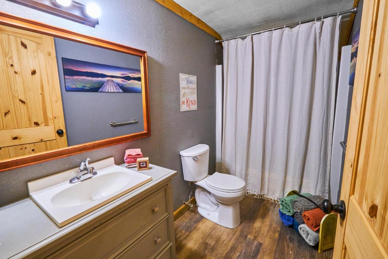 Steps From Downtown Pigeon Forge Parkway + Private Hottub And Firepit - Wifi - Firefly Bungalows Bagian luar foto