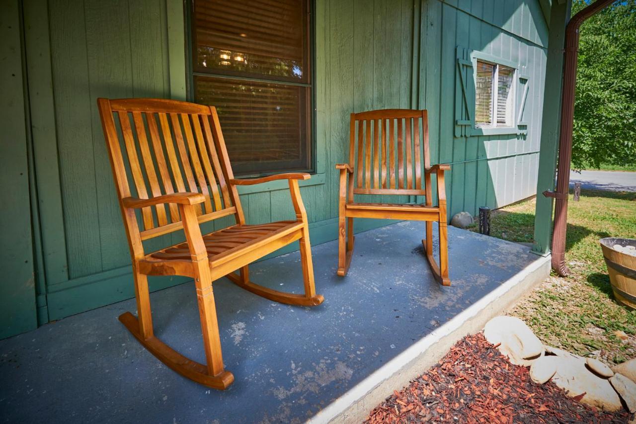 Steps From Downtown Pigeon Forge Parkway + Private Hottub And Firepit - Wifi - Firefly Bungalows Bagian luar foto