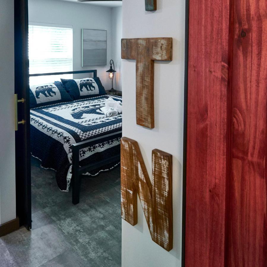 Steps From Downtown Pigeon Forge Parkway + Private Hottub And Firepit - Wifi - Firefly Bungalows Bagian luar foto