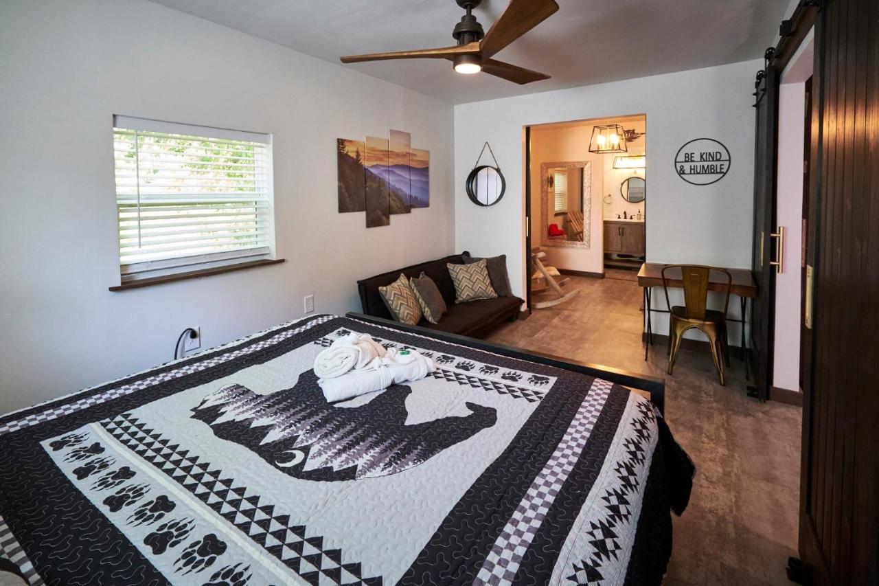 Steps From Downtown Pigeon Forge Parkway + Private Hottub And Firepit - Wifi - Firefly Bungalows Bagian luar foto