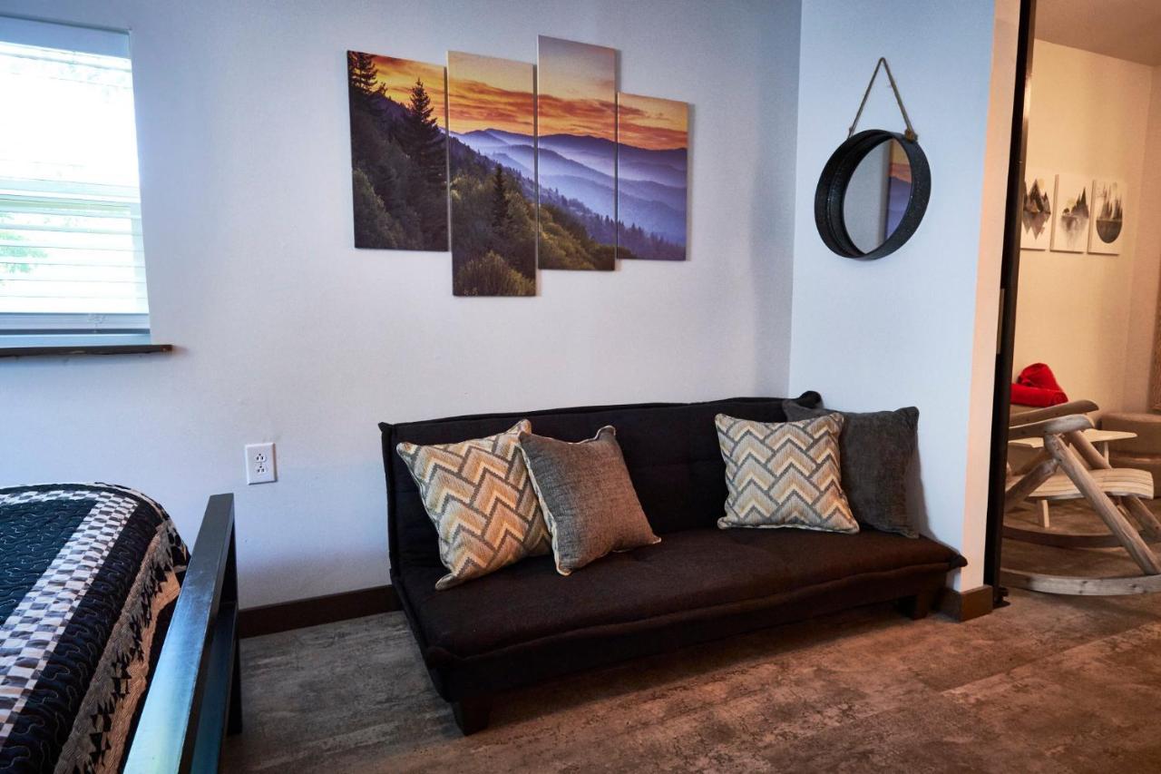 Steps From Downtown Pigeon Forge Parkway + Private Hottub And Firepit - Wifi - Firefly Bungalows Bagian luar foto