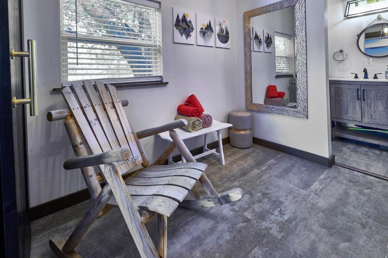 Steps From Downtown Pigeon Forge Parkway + Private Hottub And Firepit - Wifi - Firefly Bungalows Bagian luar foto