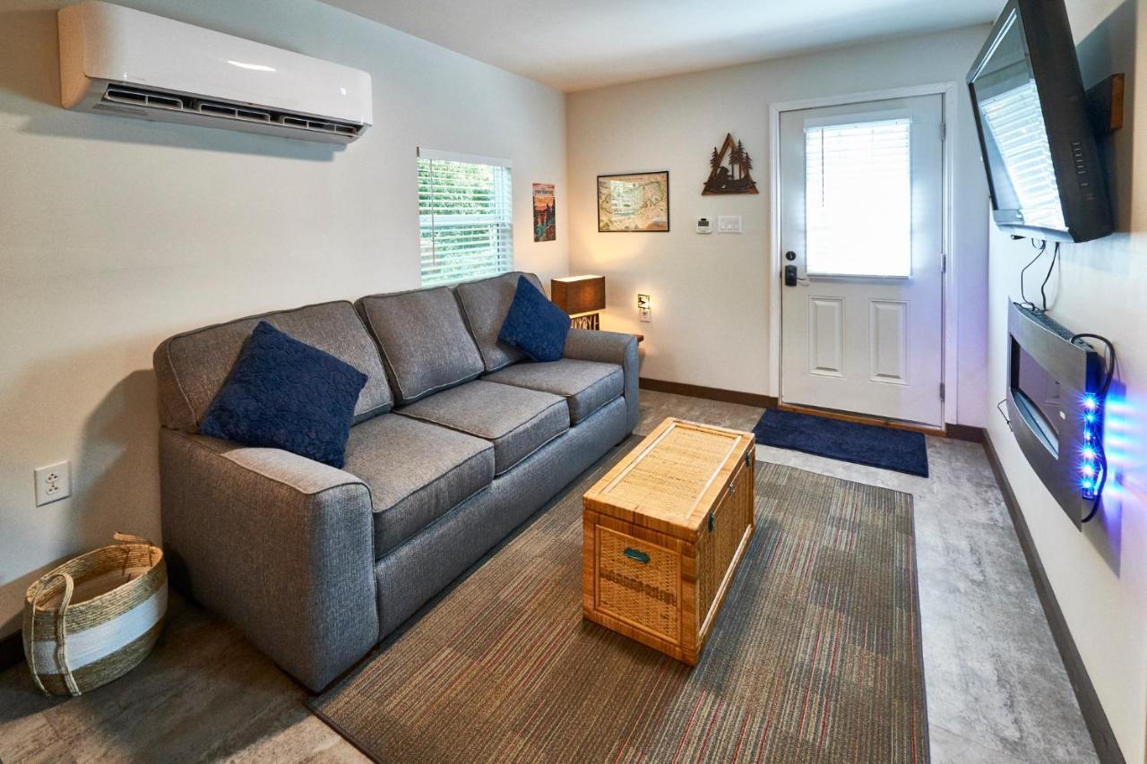 Steps From Downtown Pigeon Forge Parkway + Private Hottub And Firepit - Wifi - Firefly Bungalows Bagian luar foto