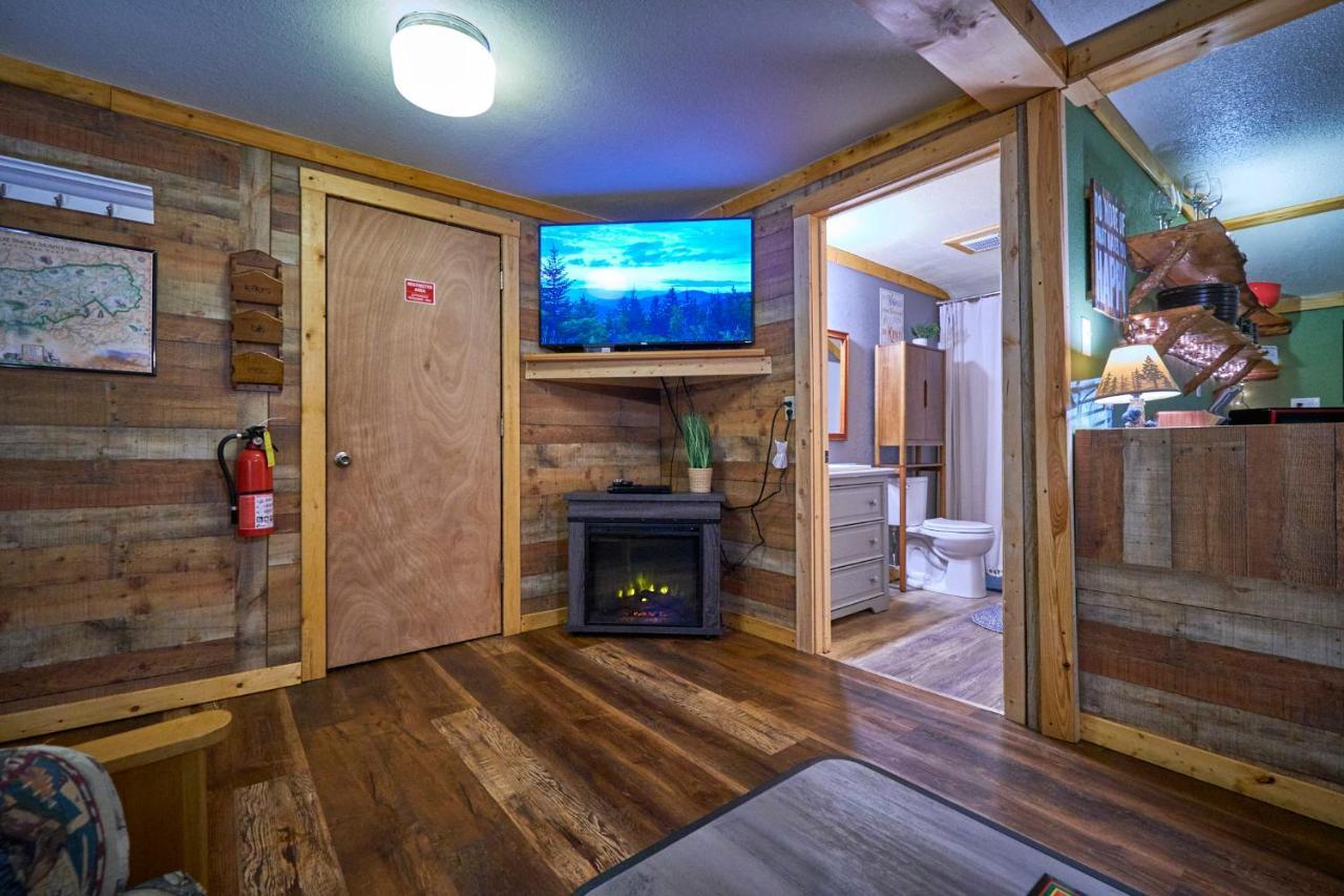 Steps From Downtown Pigeon Forge Parkway + Private Hottub And Firepit - Wifi - Firefly Bungalows Bagian luar foto