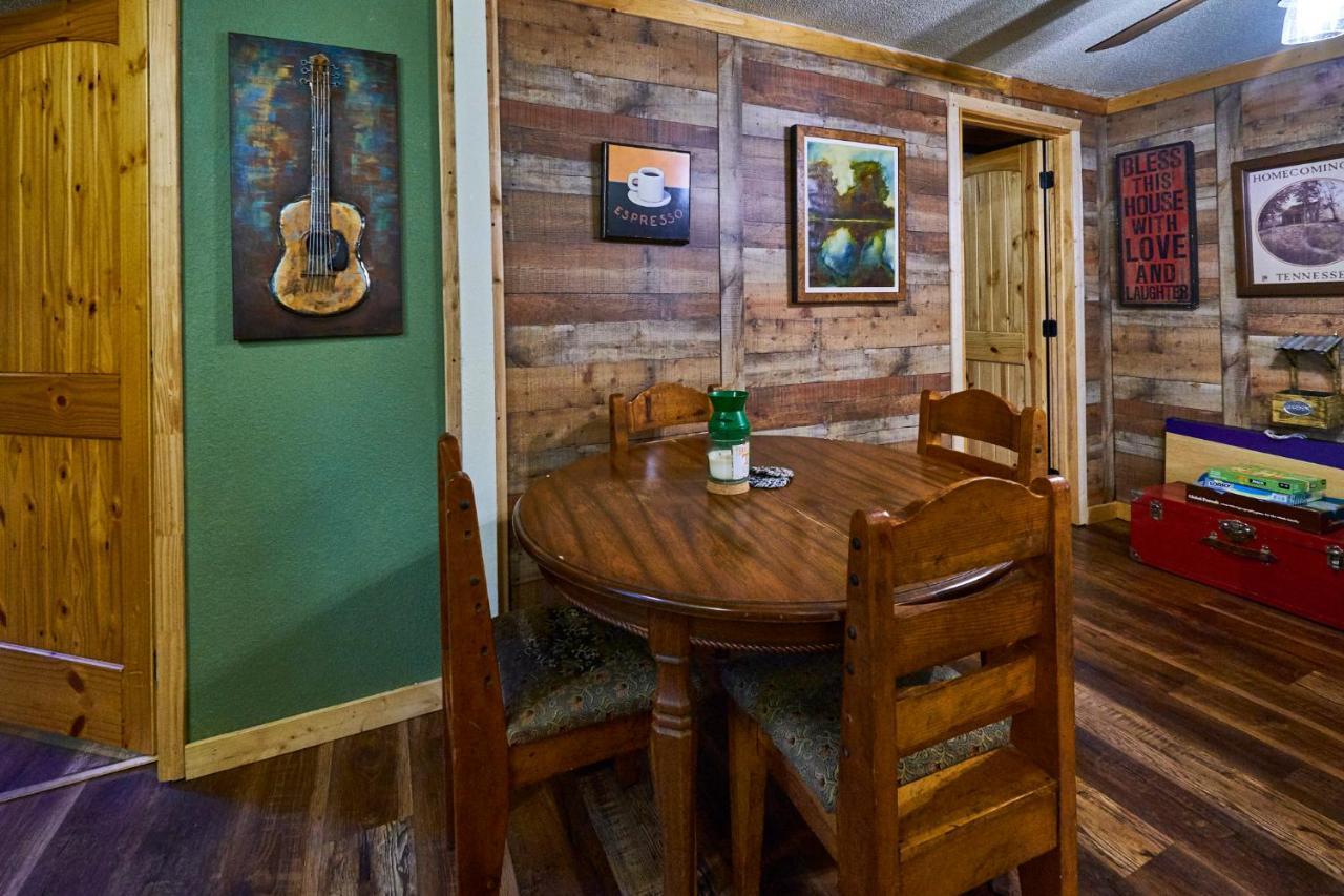 Steps From Downtown Pigeon Forge Parkway + Private Hottub And Firepit - Wifi - Firefly Bungalows Bagian luar foto