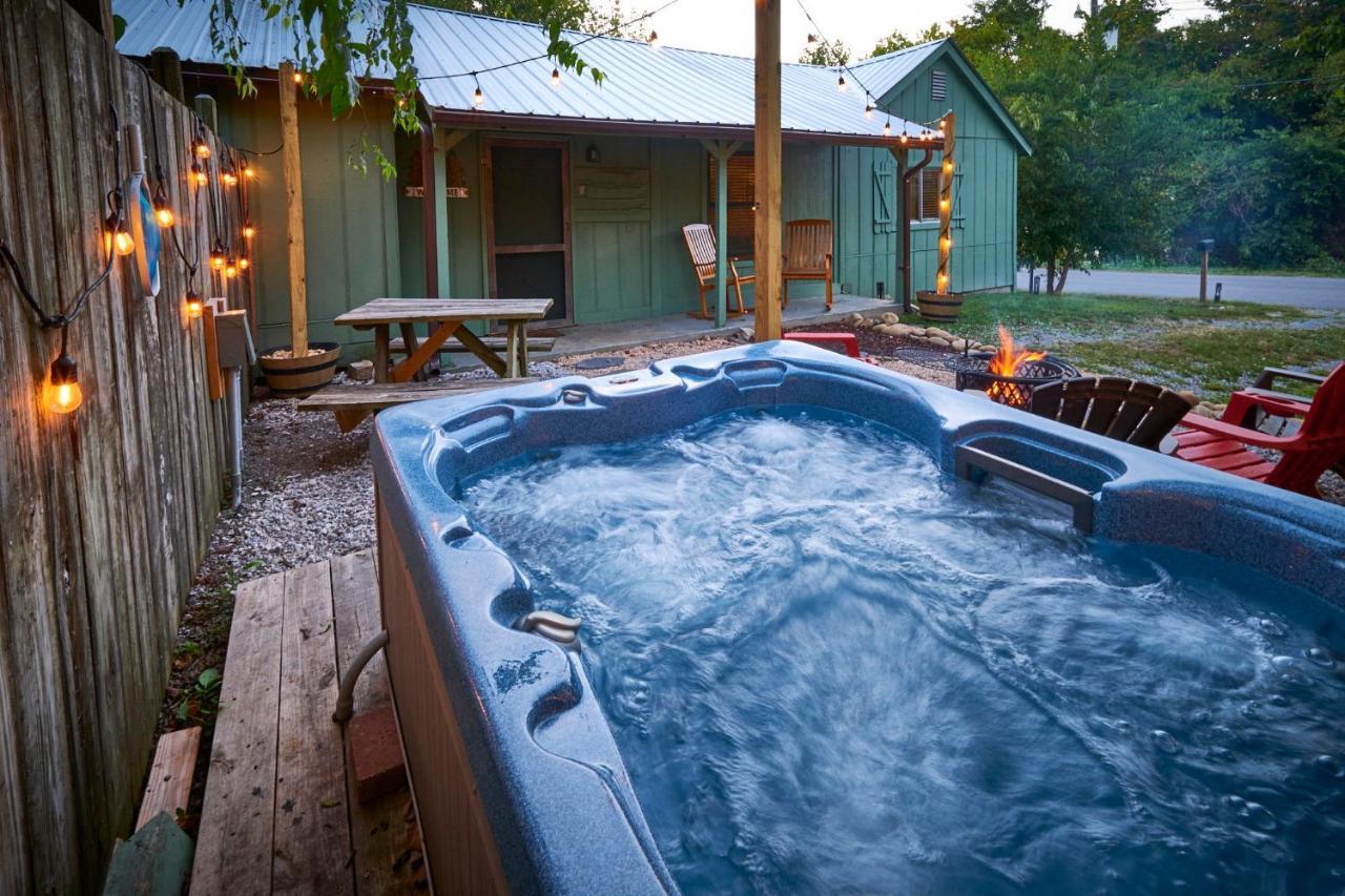 Steps From Downtown Pigeon Forge Parkway + Private Hottub And Firepit - Wifi - Firefly Bungalows Bagian luar foto
