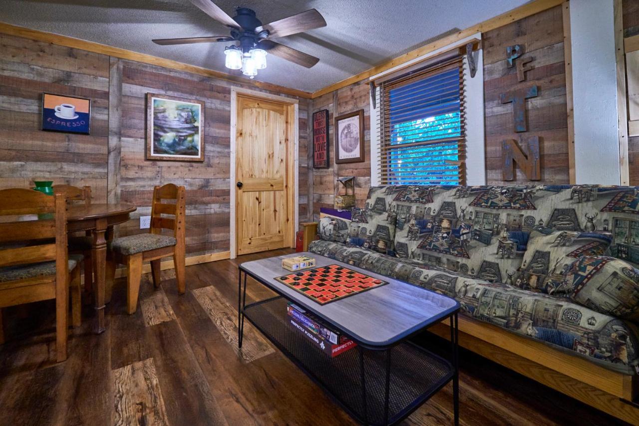 Steps From Downtown Pigeon Forge Parkway + Private Hottub And Firepit - Wifi - Firefly Bungalows Bagian luar foto