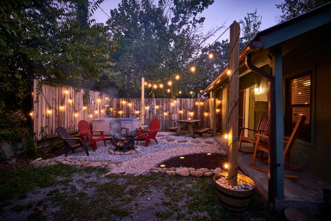 Steps From Downtown Pigeon Forge Parkway + Private Hottub And Firepit - Wifi - Firefly Bungalows Bagian luar foto