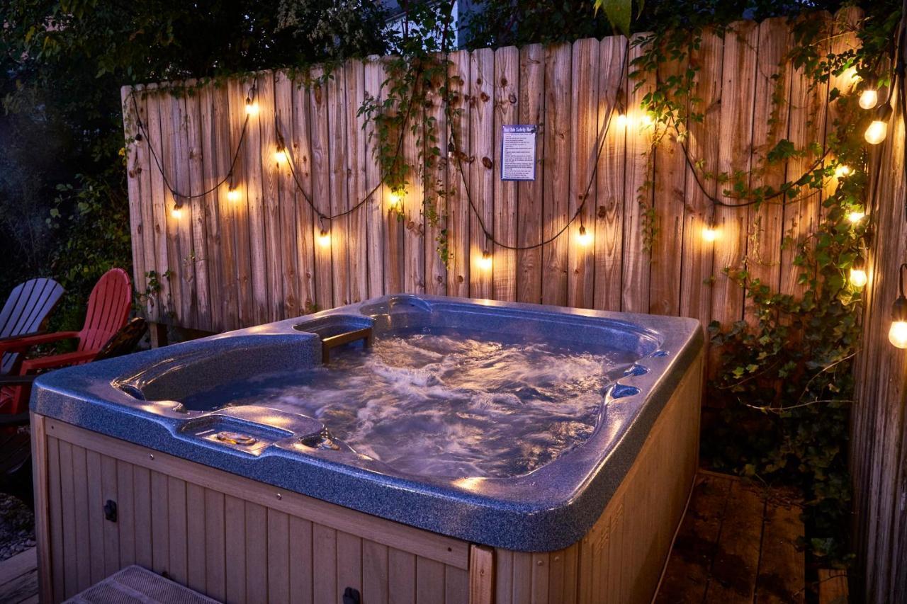 Steps From Downtown Pigeon Forge Parkway + Private Hottub And Firepit - Wifi - Firefly Bungalows Bagian luar foto