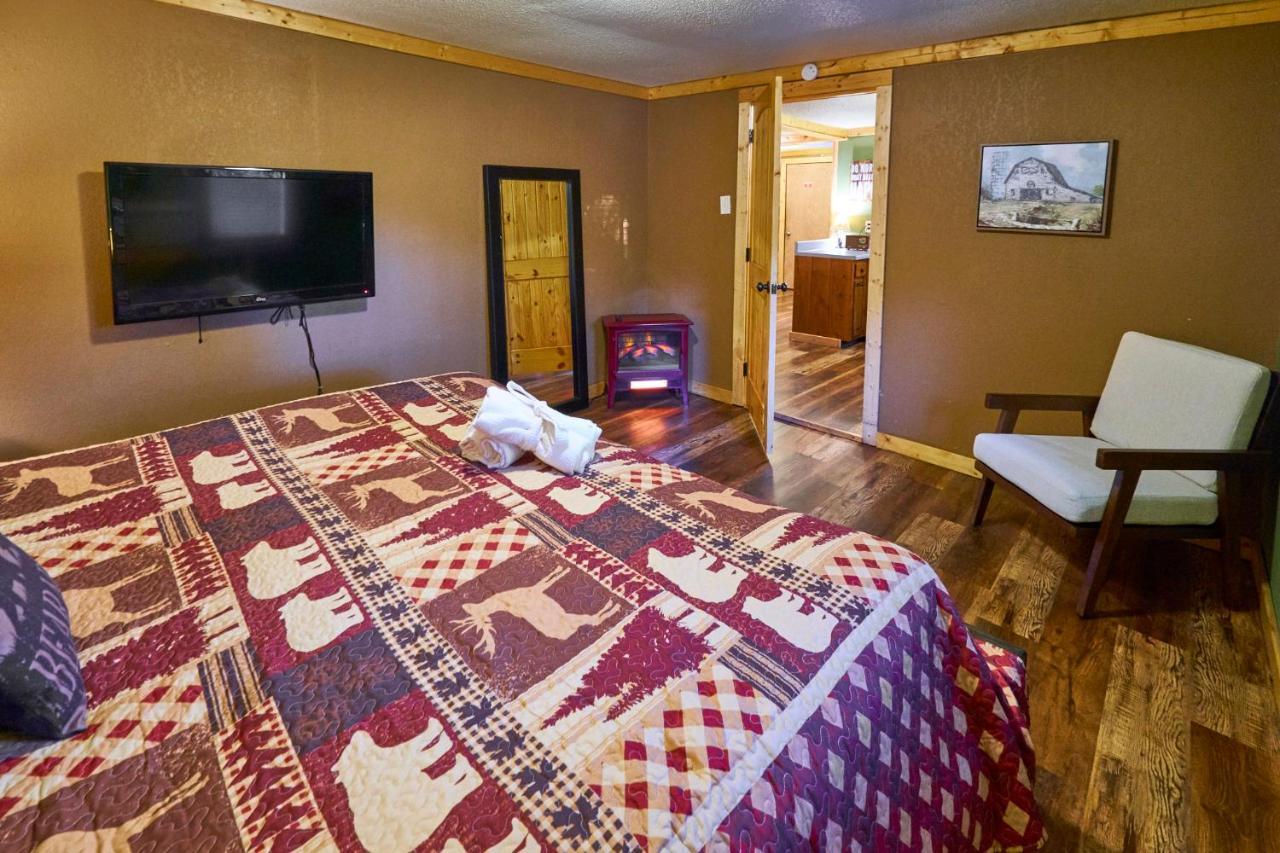 Steps From Downtown Pigeon Forge Parkway + Private Hottub And Firepit - Wifi - Firefly Bungalows Bagian luar foto